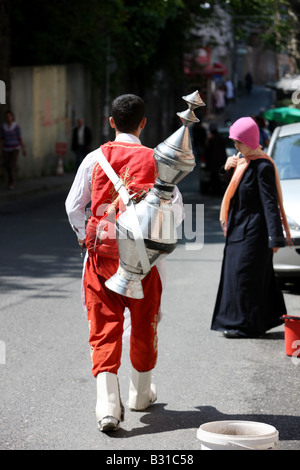 TUR Turquie Istanbul thé turc traditionnel man selling plateau Banque D'Images