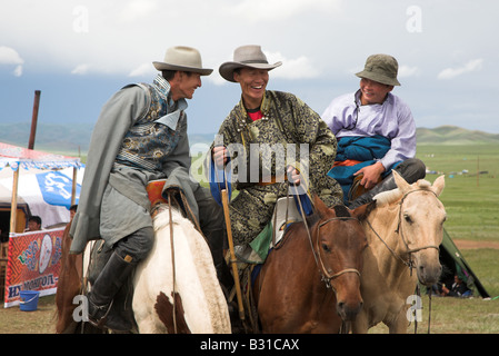 Trois hommes participant à la course de chevaux du festival Naadam près d'Oulan Bataar en Mongolie. Banque D'Images