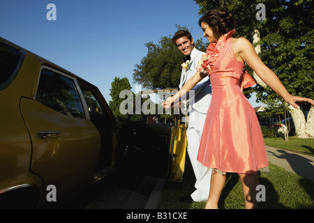 Young man holding car porte ouverte pour le prom date Banque D'Images