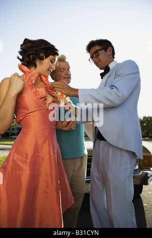 Jeune homme sur l'épinglage corsage prom robe dates Banque D'Images