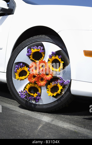 VW GTI avec des fleurs dans les moyeux de roue Banque D'Images