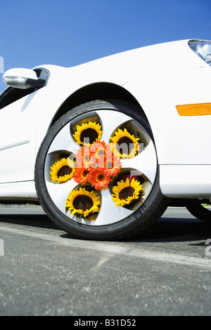 VW GTI avec des fleurs dans les moyeux de roue Banque D'Images