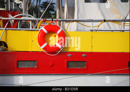 Bateau coloré avec dispositif de sauvetage throwable Banque D'Images