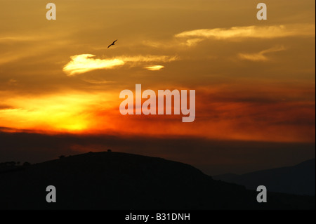 Coucher du soleil avec la fumée des incendies de forêt lointaine, Éleusis, Grèce Banque D'Images