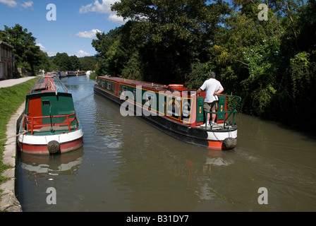 Un bateau étroit sur Kennet & Avon Canal sur son chemin de Bath à Bathampton Somerset Banque D'Images