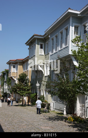 TUR Turquie Istanbul Vieille maisons en bois à Sogukcesme Sokagi street Banque D'Images