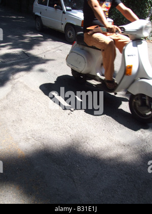 Man riding scooter Vespa à Rome, Italie Banque D'Images