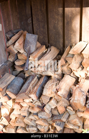 Tas de bois dans un hangar à l'extérieur Banque D'Images