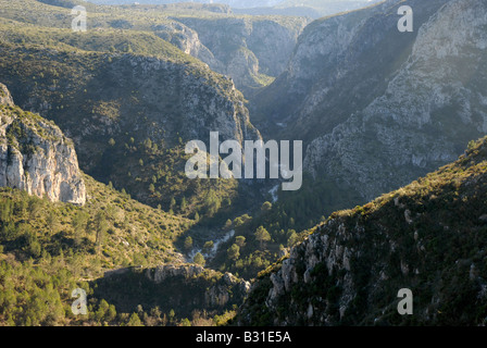 Regardant vers le bas Barranc del Infierno à Benimaurell, Vall de Laguar, Marina Alta, Alicante Prov. Comunidad Valenciana, Espagne Banque D'Images