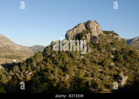 Vue d'affleurement rocheux sur marche pour els péages, près de Vall de Ebo village, Marina Alta, Alicante Prov. Comunidad Valenciana, Espagne Banque D'Images