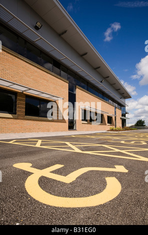 UK handicap mobilité place parking à l'extérieur de bâtiment nouvellement construit Banque D'Images