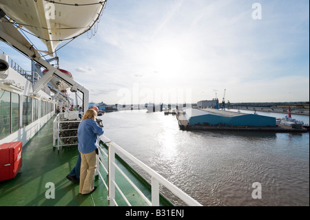 Couple debout sur le pont de P&O Ferries de la mer du Nord à la fin de l'après-midi sur la route de Zeebrugge/Hull, Hull, Angleterre Docks Banque D'Images