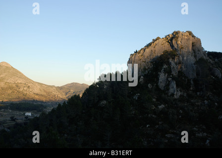 Vue d'affleurement rocheux sur marche pour els péages, près de Vall de Ebo village, Marina Alta, Alicante Prov. Comunidad Valenciana, Espagne Banque D'Images