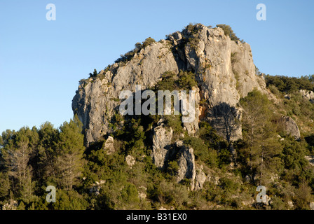 Vue d'affleurement rocheux sur marche pour els péages, près de Vall de Ebo village, Marina Alta, Alicante Prov. Comunidad Valenciana, Espagne Banque D'Images