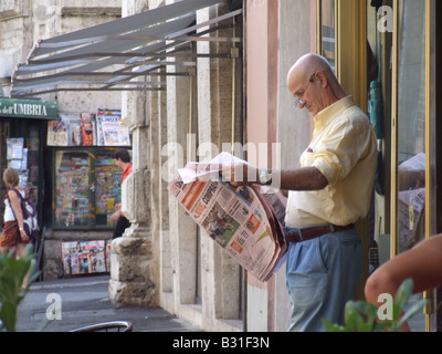 Old Man reading newspaper in Pérouse, Ombrie Italie Banque D'Images
