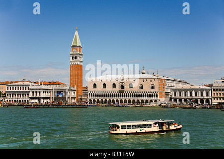 Vue depuis le Grand Canal du Palais des Doges et le Campanile, Banque D'Images