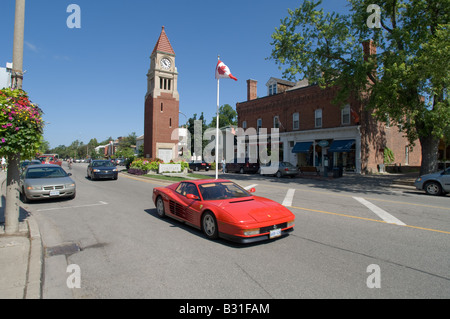 Une Ferrari rouge en voiture le long de la rue principale dans la destination touristique populaire de Niagara-on-the-Lake (Ontario). Banque D'Images