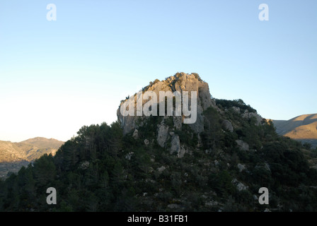 Vue d'affleurement rocheux sur marche pour els péages, près de Vall de Ebo village, Marina Alta, Alicante Prov. Comunidad Valenciana, Espagne Banque D'Images