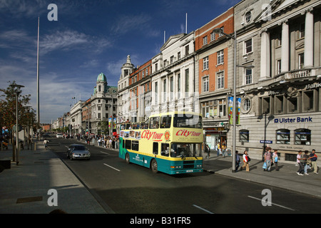 Un bus de tourisme dans l'O'Connell Street, Dublin, Irlande Banque D'Images