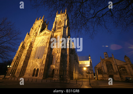 Ville de York, en Angleterre. Vue de nuit sur la façade ouest de la cathédrale de York Minster et St Michael Le Chœur au Beffroi's Court. Banque D'Images