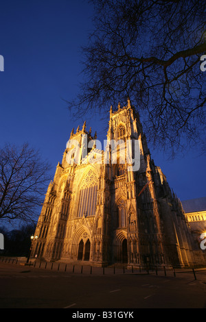 Ville de York, en Angleterre. Vue de nuit sur l'ouest de tours avant de York Minster Cathédrale au Chœur. Banque D'Images