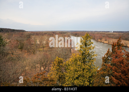 Vue sur rivière ILLINOIS DE STARVED ROCK STATE PARK PRÈS DE ILLINOIS USA UTICA AU DÉBUT DU PRINTEMPS Banque D'Images