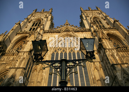 Ville de York, en Angleterre. L'éclairage des rues à l'ouest de la façade avant et les tours de la cathédrale de York Cathédrale au Chœur. Banque D'Images