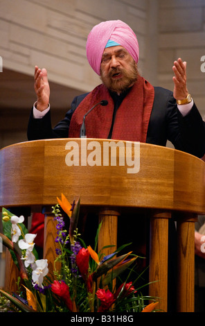 KP chanter la parole à un service de prière interreligieuse avec le quatorzième dalaï-lama du Tibet ST PAUL CATHOLIC CENTER Bloomington Indiana Banque D'Images