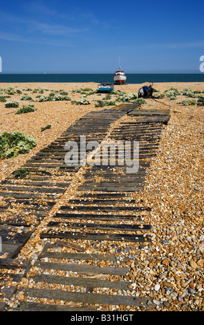 Une cale en bois faites de planches sur la rive de galets à Dungeness partie de Romney Marsh dans le Kent UK Banque D'Images