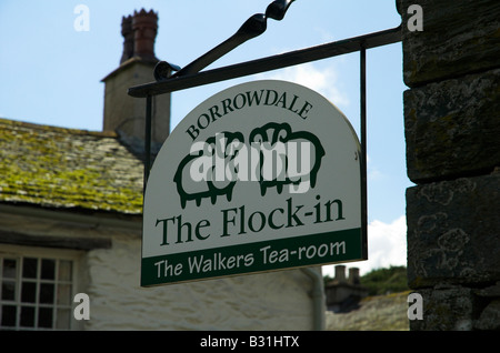 Troupeau dans teasroom marcheurs signe à Yew Tree Farm Lake District Cumbria Rosthwaite Borrowdale Banque D'Images