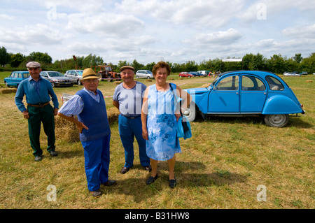 Famille française avec leur Citroen 2CV au salon de l'agriculture, de l'Indre, France. Banque D'Images