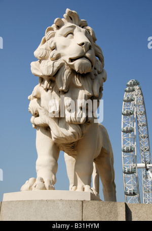 Lion et le London Eye. Old county hall maintenant un hôtel Marriott London County Hall London '2012' Banque D'Images