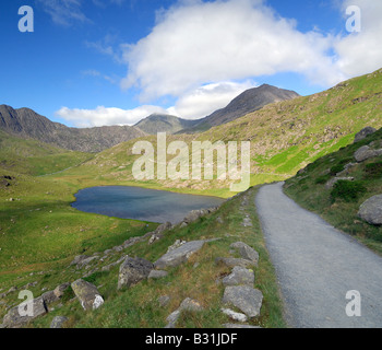 Recherche le long de la piste des mineurs Teyrn Llyn passé vers le sommet du Mont Snowdon dans le Nord du Pays de Galles Banque D'Images