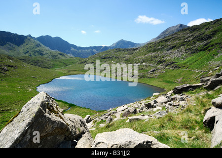 Recherche le long de la piste des mineurs Teyrn Llyn passé vers le sommet du Mont Snowdon dans le Nord du Pays de Galles Banque D'Images