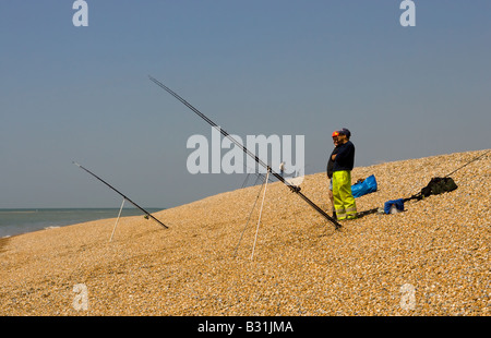 Les pêcheurs de la mer du rivage de galets sur la plage de dormeur Banque D'Images