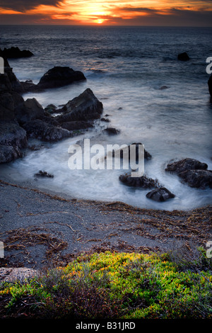 Un coucher de soleil d'hiver tombe sur la côte de Big Sur au sud de Carmel en Californie Banque D'Images