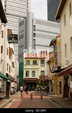 Dans la région de Boat Quay Singapour avec des maisons coloniales typiques sur un fond d'immeubles de grande hauteur Banque D'Images
