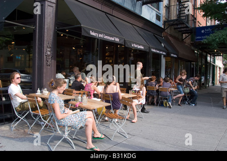 Manger en plein air au café Le Pain Quotidien à Greenwich Village à New York Banque D'Images