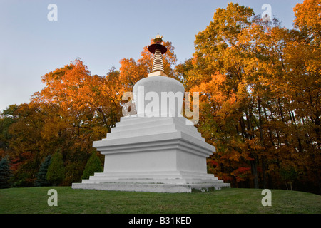 Ce STUPA connu comme un chorten est une relique bouddhiste tibétain porte-CENTRE CULTUREL BOUDDHISTE MONGOLE Bloomington Indiana Banque D'Images