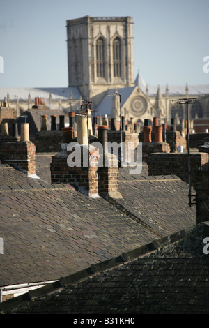 Ville de York, en Angleterre. Vue sur le toit lointain à la North East en direction de York Minster Cathédrale tour centrale de murs de la ville de New York. Banque D'Images