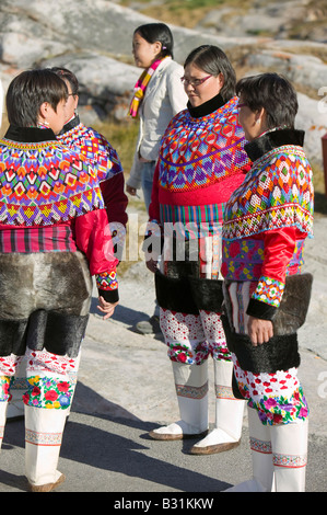 Les femmes portant des Inuits groenlandais traditionnel costume national ou Kalaallisuut à Ilulissat, au Groenland Banque D'Images