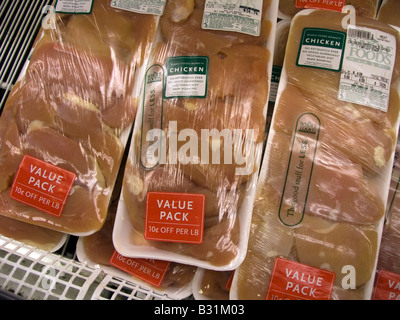 Packs de poulet à la vente à un supermarché Whole Foods, dans le quartier de Chelsea à New York Banque D'Images