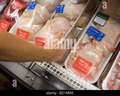 Packs de poulet à la vente à un supermarché Whole Foods, dans le quartier de Chelsea à New York Banque D'Images
