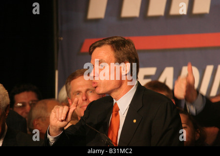 Mark Warner Ex-Governor parlant à élire gouverneur Tim Kaine parti la victoire Banque D'Images