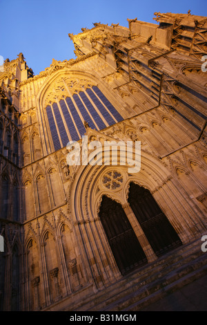 Ville de York, en Angleterre. Vue de nuit sur l'ouest de tours avant de York Minster Cathédrale au Chœur. Banque D'Images