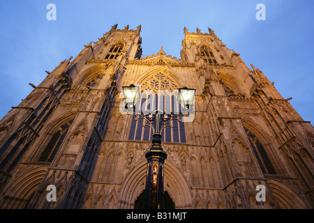 Ville de York, en Angleterre. Vue de nuit de la façade ouest tours de York Minster Cathédrale au Chœur. Banque D'Images