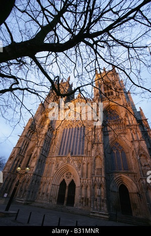 Ville de York, en Angleterre. Crépuscule sur le front ouest tours de York Minster Cathédrale au Chœur. Banque D'Images