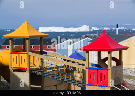 Terrain de jeu pour enfants à Ilulissat, au Groenland, avec des icebergs de l'icefjord Jacobshavn derrière Banque D'Images