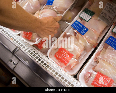 Packs de poulet à la vente à un supermarché Whole Foods, dans le quartier de Chelsea à New York Banque D'Images