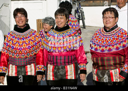 Les femmes portant des Inuits groenlandais traditionnel costume